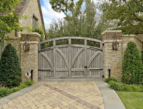 Traditional Streamlined Driveway Entry Gate Ideas